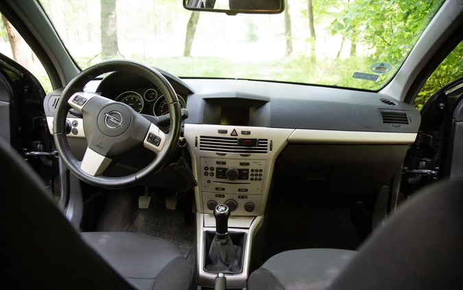 Opel Astra cena 18000 przebieg: 169900, rok produkcji 2008 z Orzesze małe 379